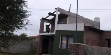 Achiras. Voló el techo de una vivienda en a causa del viento. (Puntal)