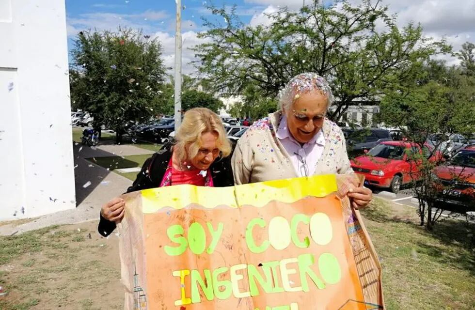 Coco Carrasquera, el ingeniero electrónico que se recibió de ingeniero civil a los 71 años de edad. (Foto Gonzalo Carrasquera en Twitter)