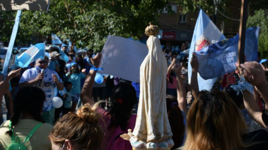 En la marcha, una imagen de la Virgen circuló entre los manifestantes.