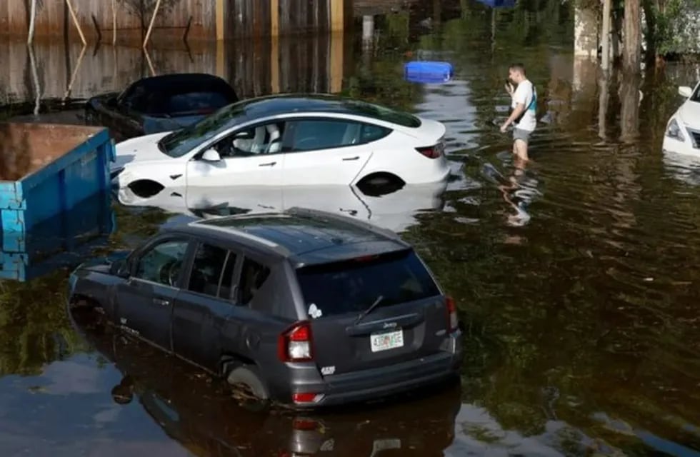 Un chubutense y su perro quedaron atrapados en un auto por las inundaciones en Florida.