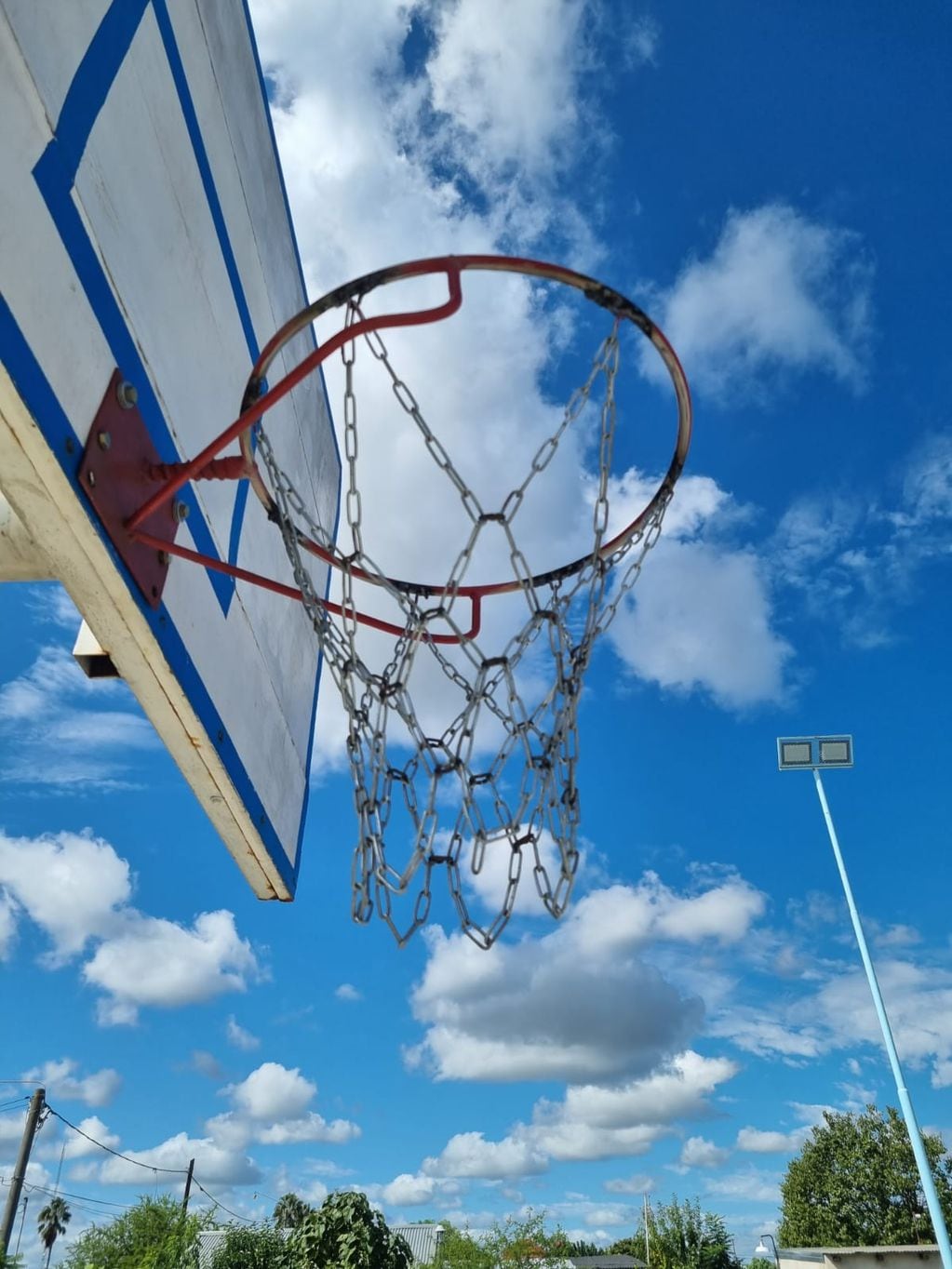 Aros de basquet con cadenas.