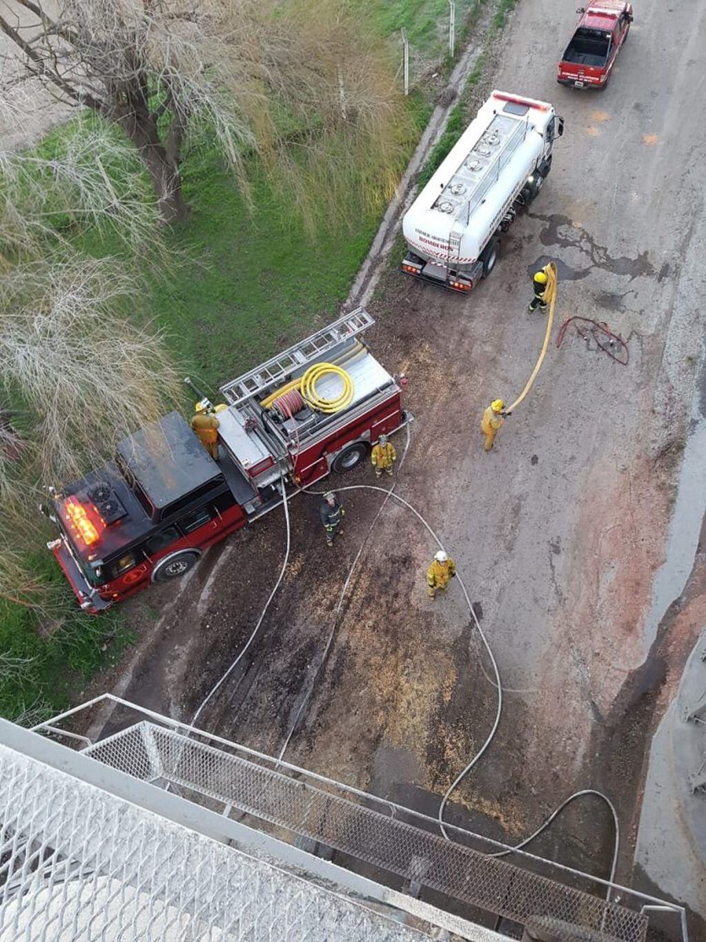 El voraz incendio de una secadora de granos en la localidad de Justiniano Posse. (Prensa Bomberos Voluntarios)