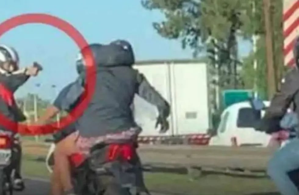 Motochorros le robaron a un motociclista en la Riccheri a plena luz del día (Foto: captura video)