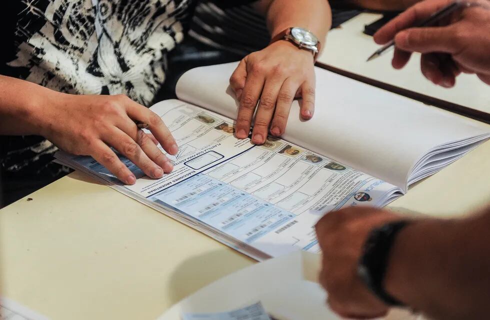 La votación en Río Turbio se vio complicada por la nieve (Foto Federico López Claro).