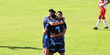 Todo abrazan al 7, Esquivel, autor del gol de Atlético de Rafaela ante Morón