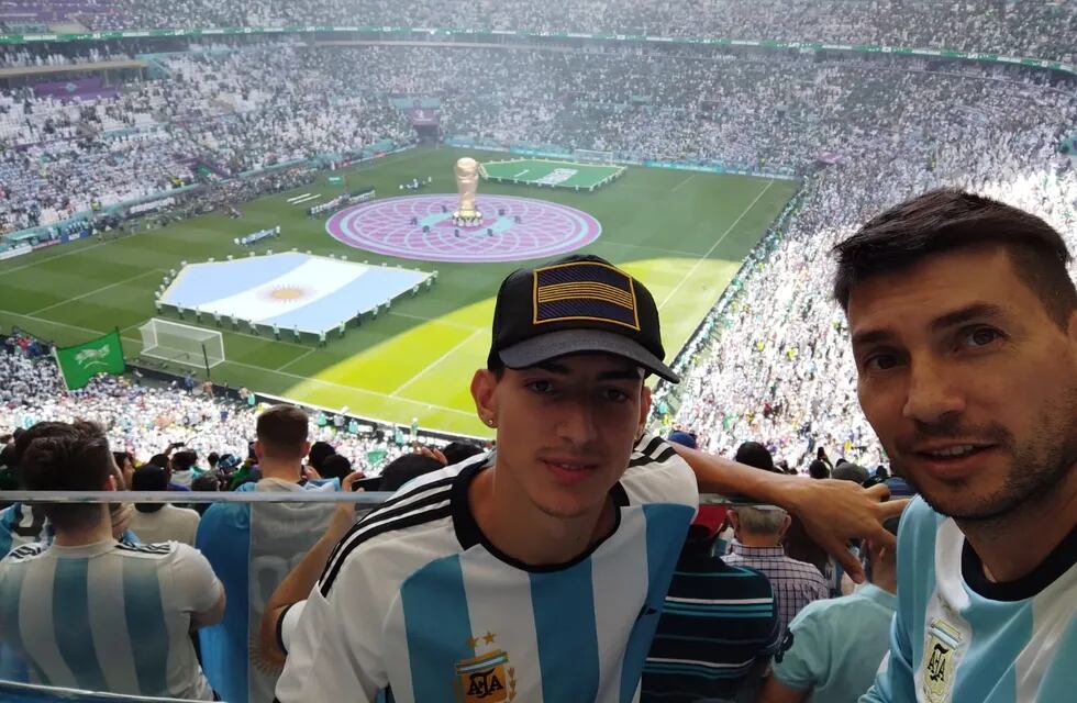 Son padre e hijo de barrio Marqués de Sobremonte y viajaron al Mundial 2022 a alentar a la Selección Argentina