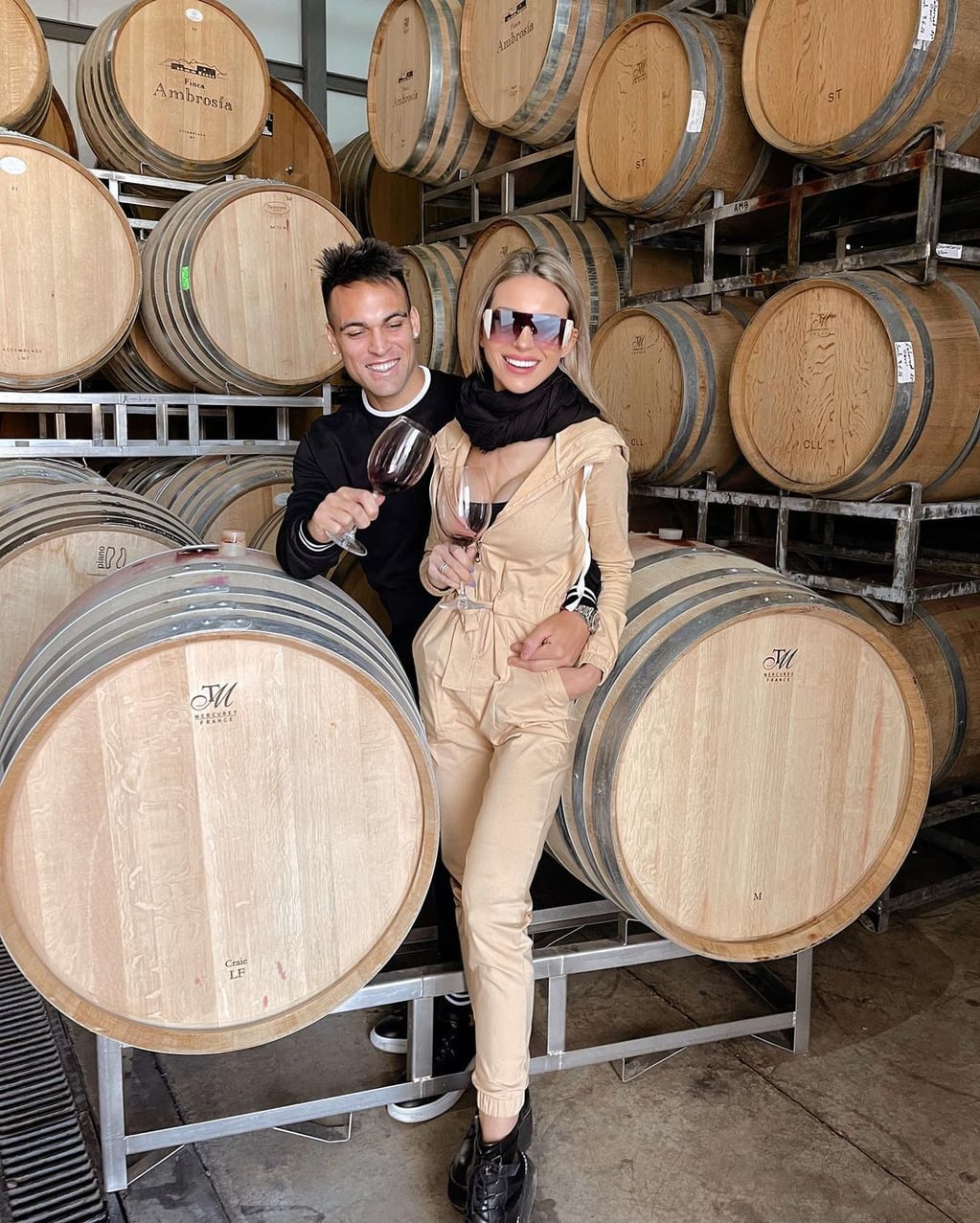 Agustina Gandolfo y Lautaro Martínez probaron su vino elaborado en Mendoza.