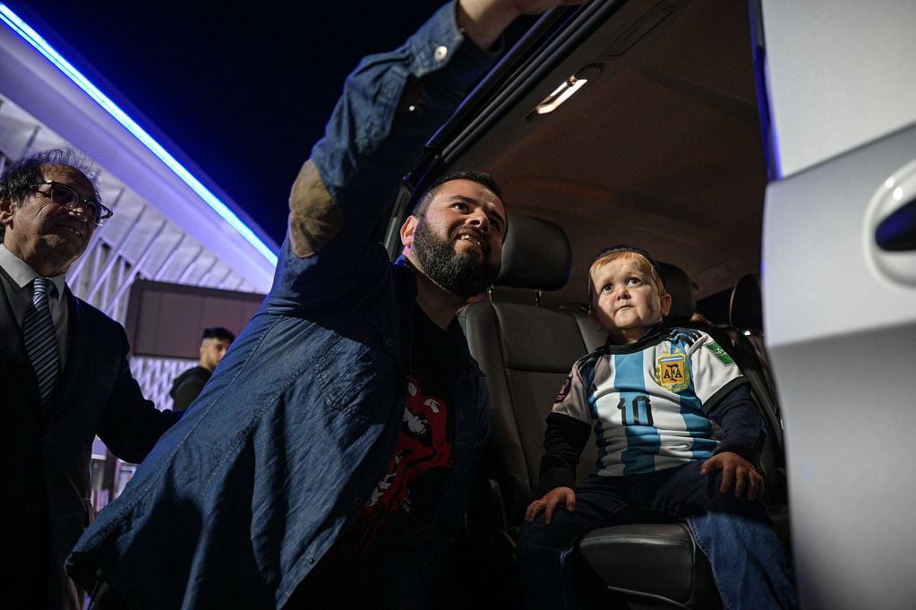 El "influencer" ruso en plena foto junto a un fan argentino en el aeropuerto de Ezeiza. (Prensa Hasbulla).