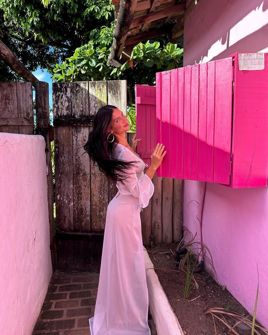 Zaira Nara paralizó Instagram con un outfit total white y transparencias
