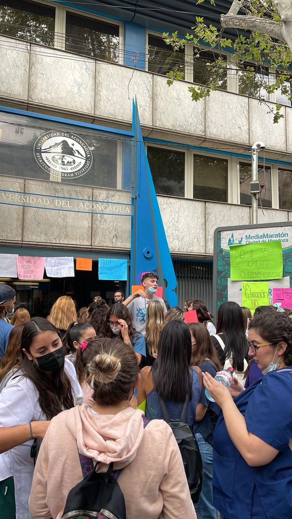 Estudiantes reclamaron en la puerta de la Universidad Aconcagua.