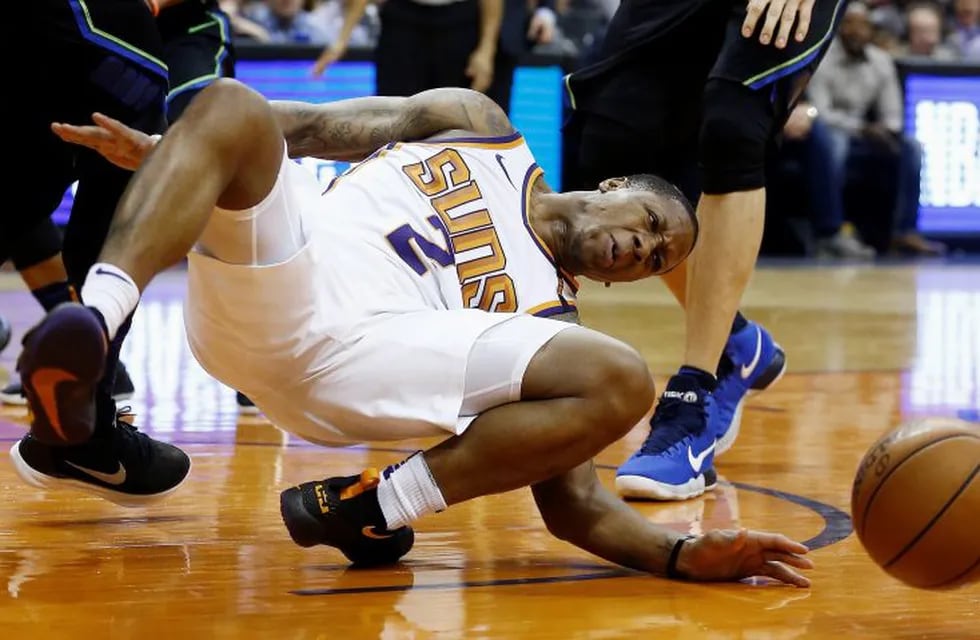 Isaiah Canaan, jugador de Phoenix Suns, se fracturó el tobillo izquierdo durante el encuentro ante Dallas Mavericks. (AP Photo/Ross D. Franklin)