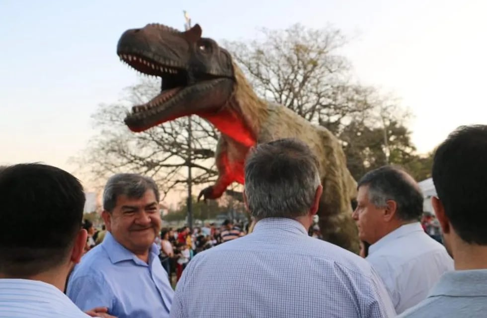El gobernador recorrió la Feria Eureka y dispuso que haya transporte gratis. (Prensa Gobierno del Chaco)