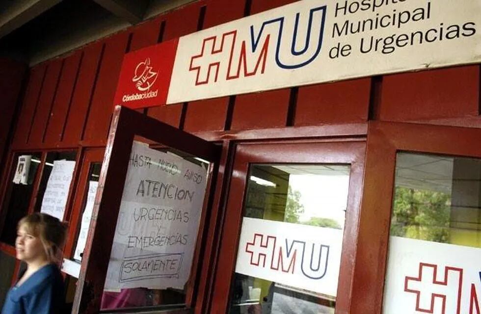 El hombre está internado en el Hospital de Urgencias.