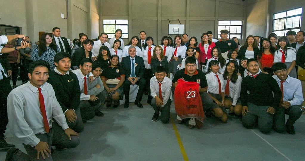 El gobernador Morales y la ministra Bovi, acompañados por los alumnos del Colegio Secundario N° 41de Santo Domingo, en una foto grupal al término del acto inaugural.