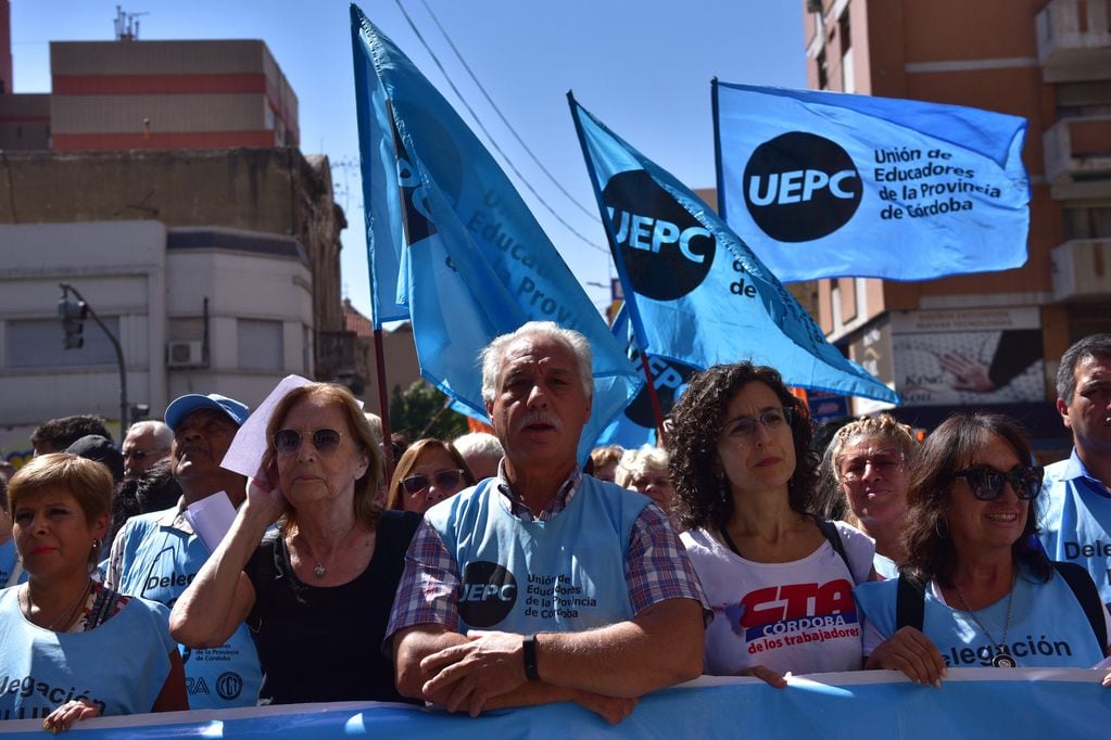 Los docentes de la Uepc marcha por las calles de Córdoba en medio del paro decretado para este lunes. (Ramiro Pereyra/La Voz)