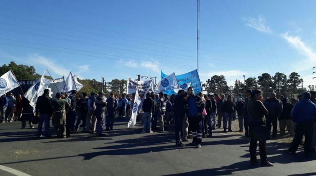 Los trabajadores de Vassalli marcharon hasta el cruce de la Ruta Nacional 33 y la Provincial 93. (@somosnotrosario)