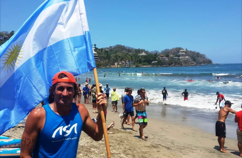 El reconocido guardavidas murió este jueves mientras surfeaba en México