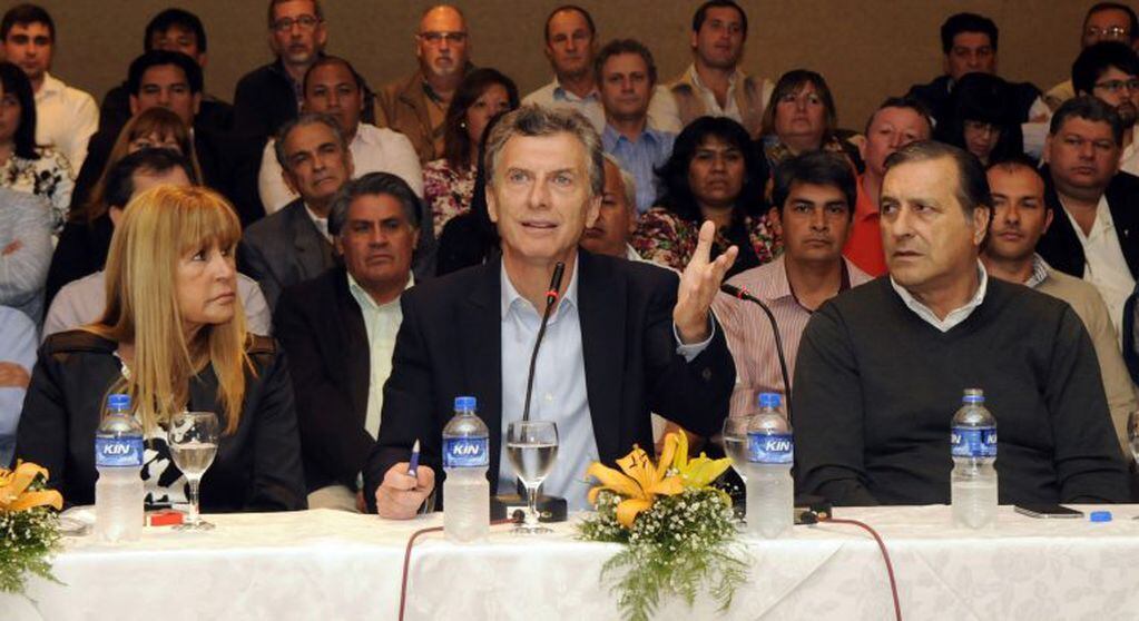 Imagen archivo. Aída Ayala junto al presidente Mauricio Macri y el dirigente radical, Ángel Rozas en la candidatura presidencial 2015. FOTO.DYN/PRENSA PRO.