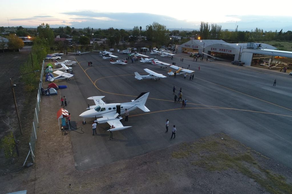Acrobacias aéreas y vuelos sobre la cordillera, lo grandes atractvos del Aerocamping que se celebra este fin de semana en Mendoza.