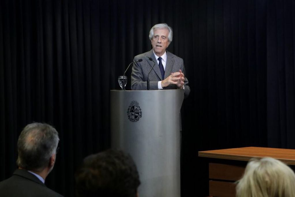 Tabaré Vázquez, al dar la noticia en conferencia de prensa. (EFE)