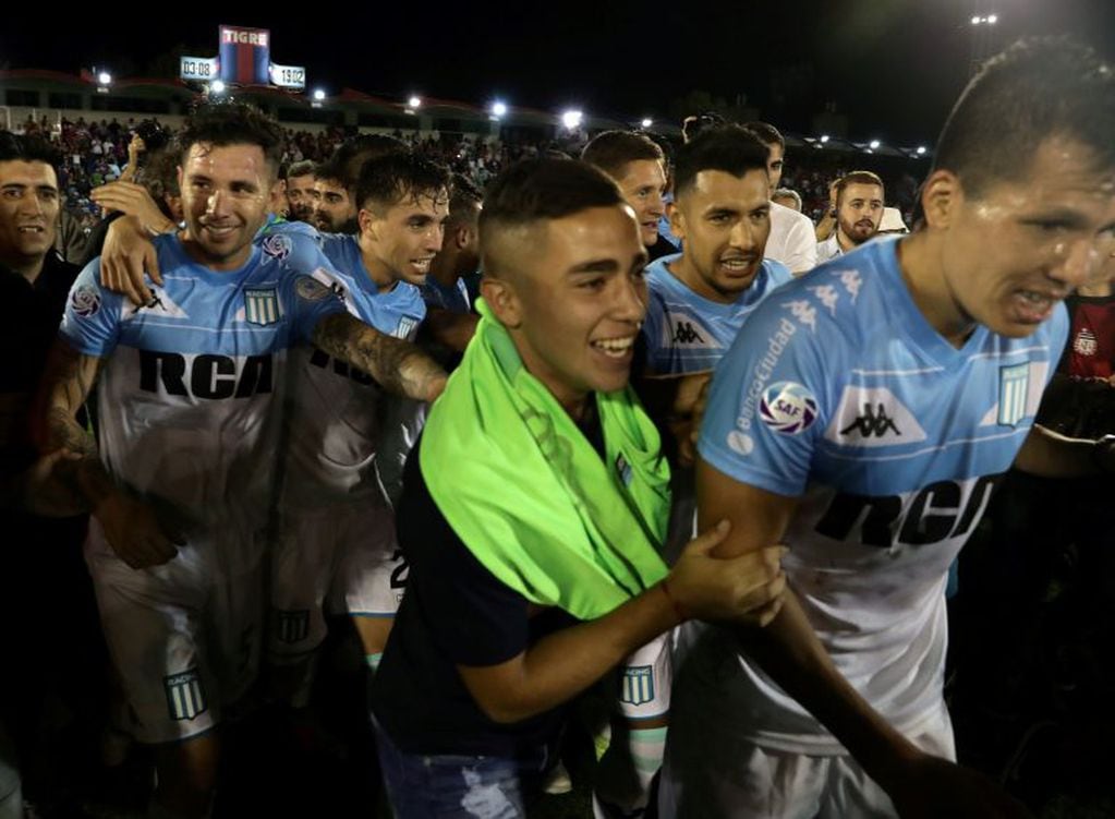 Los jugadores festejando en la cancha el título obtenido (Foto: AFP)