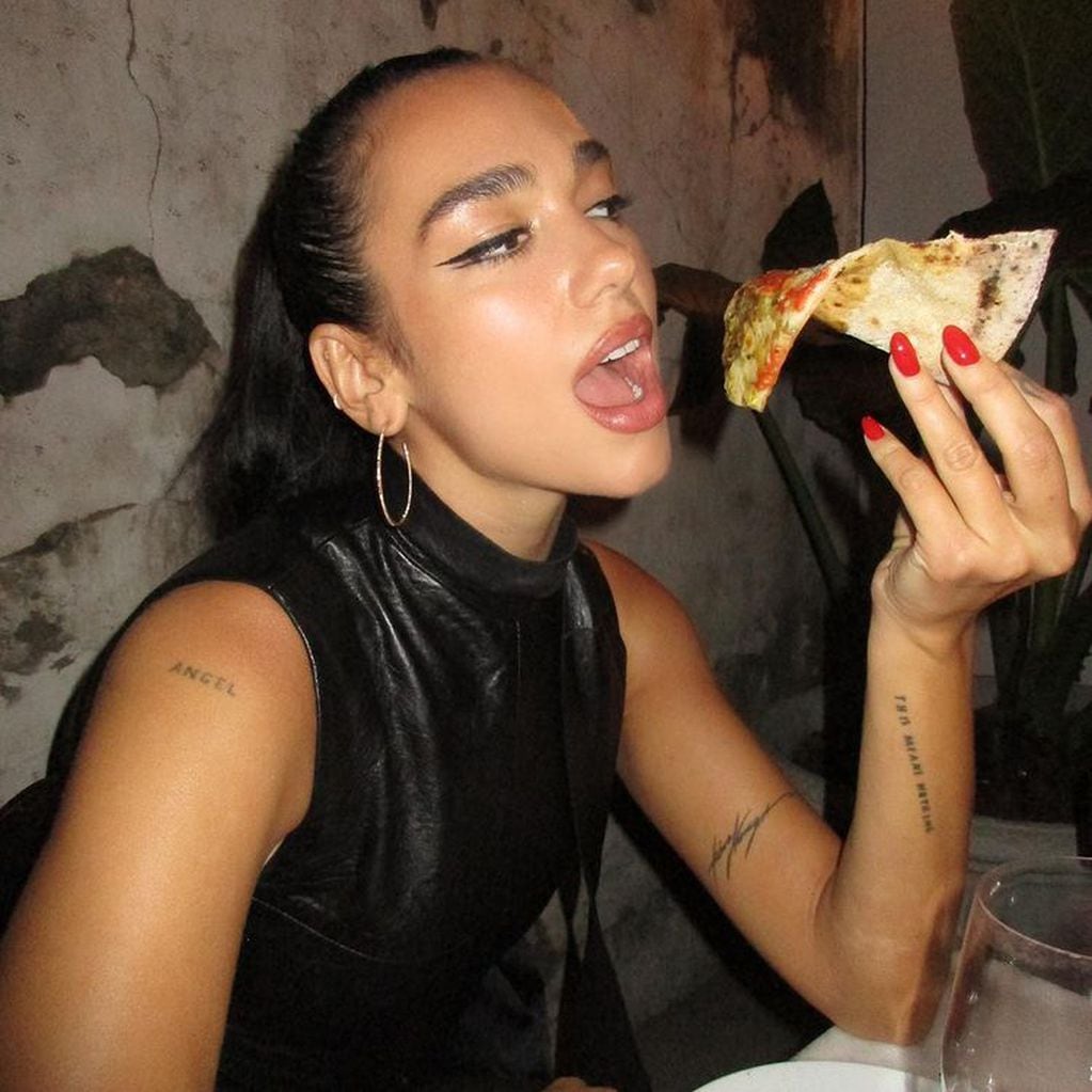Dua Lipa comiendo pizza en un bar argentino