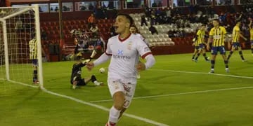 Cristaldo festeja su gol para Huracán ante Central
