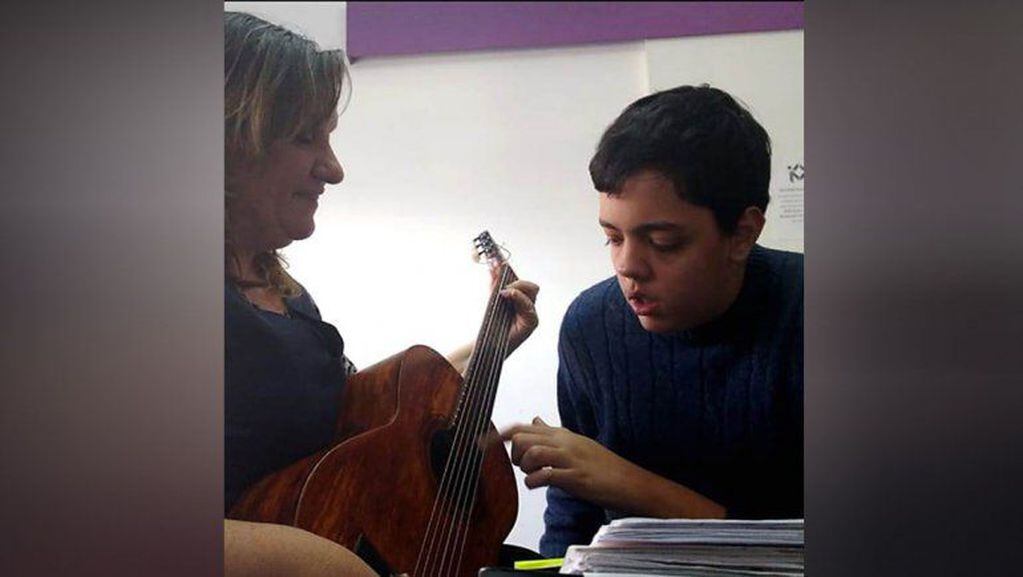 La historia de un joven autista que armó dúo con su maestra