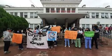 Manifestación de enfermeros, técnicos, camilleros y personal de limpieza en la puerta del Hospital San Bernardo