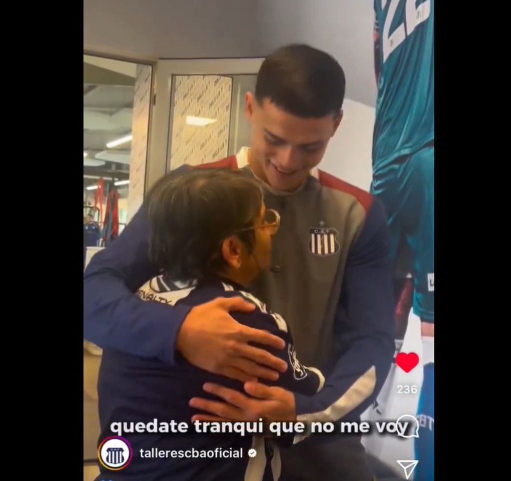 Ramón Sosa, delantero de Talleres, abraza a Silvia Barrionuevo una hincha que visitó el predio y la tranquilizó con una frase sobre su futuro