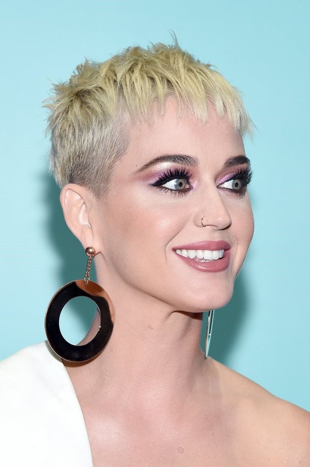 Katy Perry también usa este corte de pelo con distintas variables.