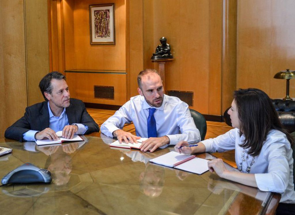 El ministro de Economía Martín Guzmán dialoga con Julie Kozack (d) y Luis Cubbedu, enviados del Fondo Monetario Internacional (FMI) para continuar las negociaciones con Argentina. (Foto: Ministerio de Economía de la Nación/ AFP)