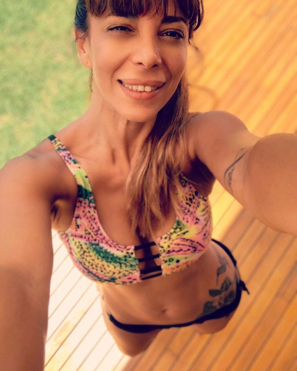 Ximena Capristo posó en bikini desde su pileta y dejó en evidencia su increíble figura