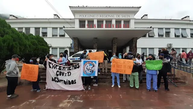 Manifestación de enfermeros, técnicos, camilleros y personal de limpieza en la puerta del Hospital San Bernardo
