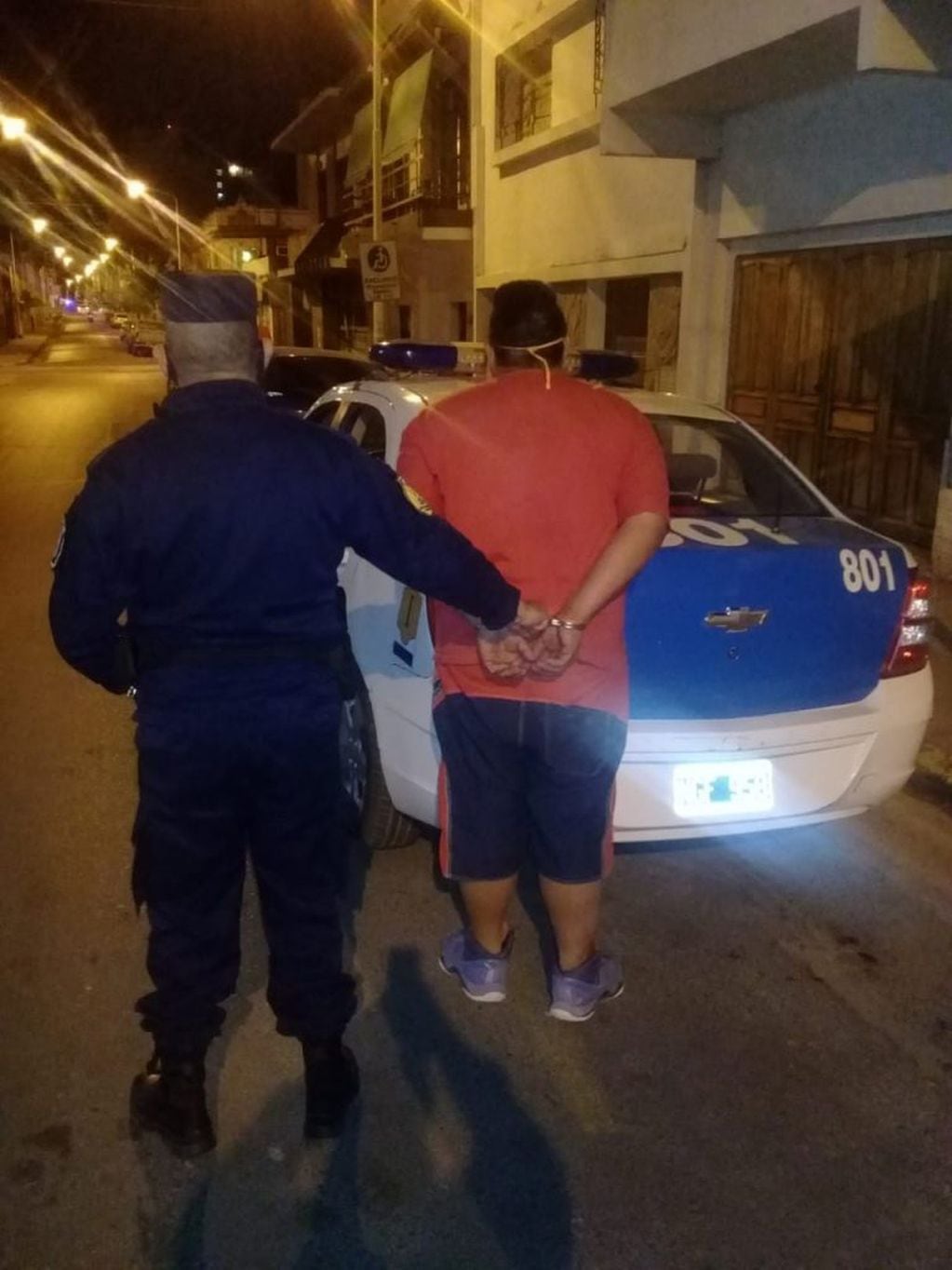 El hombre fue detenido por la policía luego de intentar abrir vehículos en calle 25 de junio.