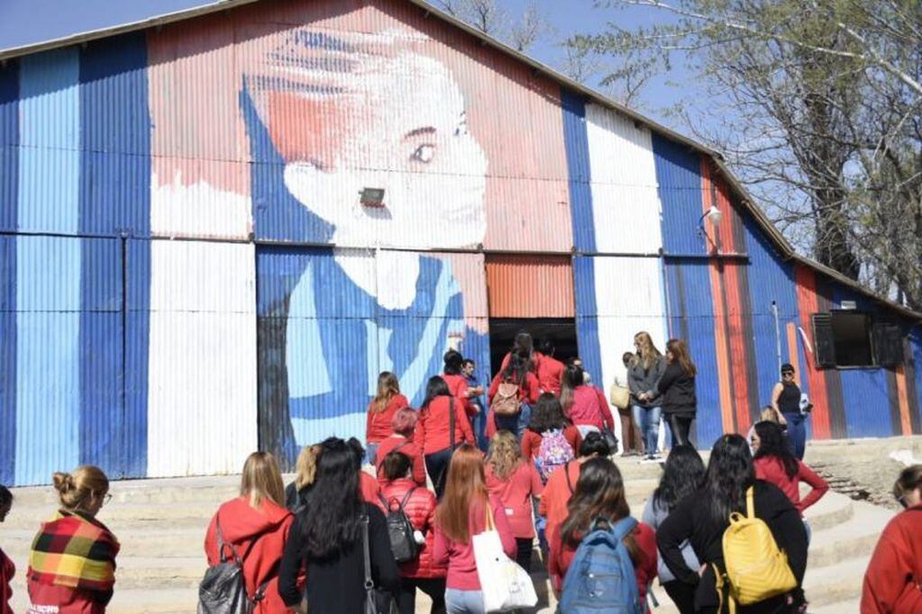 Estudiantes del CPEM N°8 participaron del velorio (web).