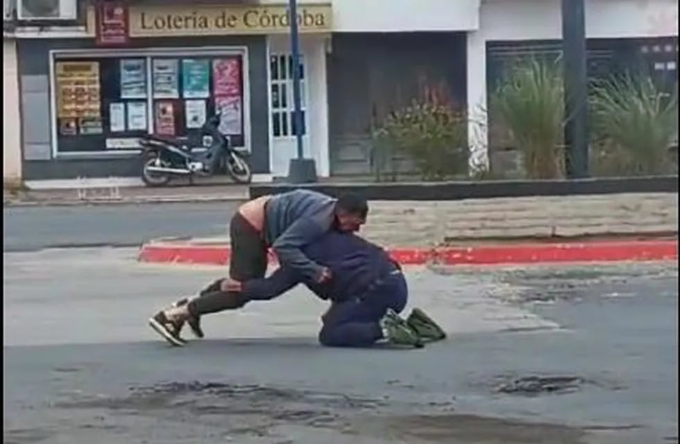 Delincuente forcejeó con un policía pero luego fue detenido en Arroyito