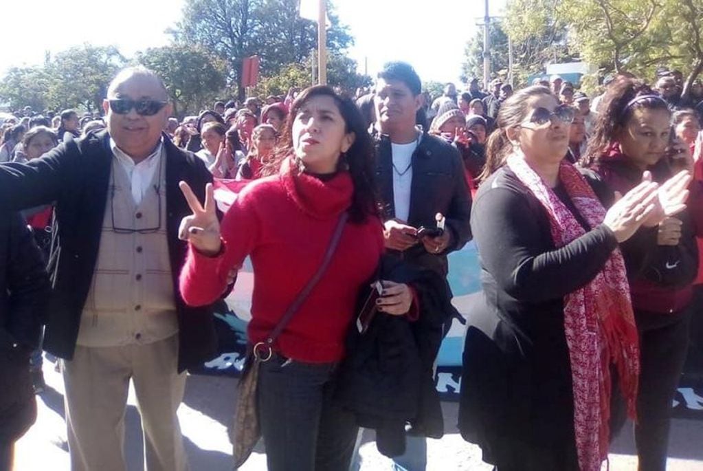 La candidata a gobernadora de Unión Ciudadana Jujuy,  Paloma Álvarez Carreras, acompañó a los trabajadores en la marcha hacia la Sede Judicial de San Pedro.