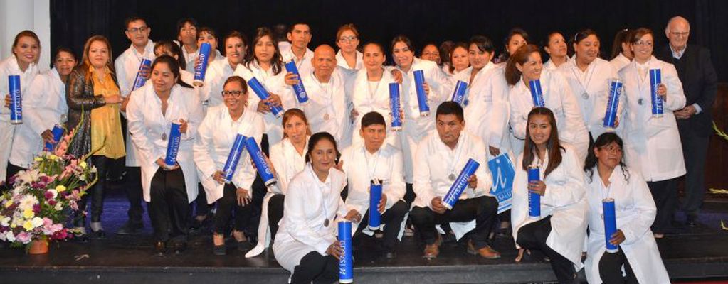 Los nuevos enfermeros universitarios de Jujuy, con sus diplomas en mano y acompañados por directivos de ATSA Jujuy y FATSA.