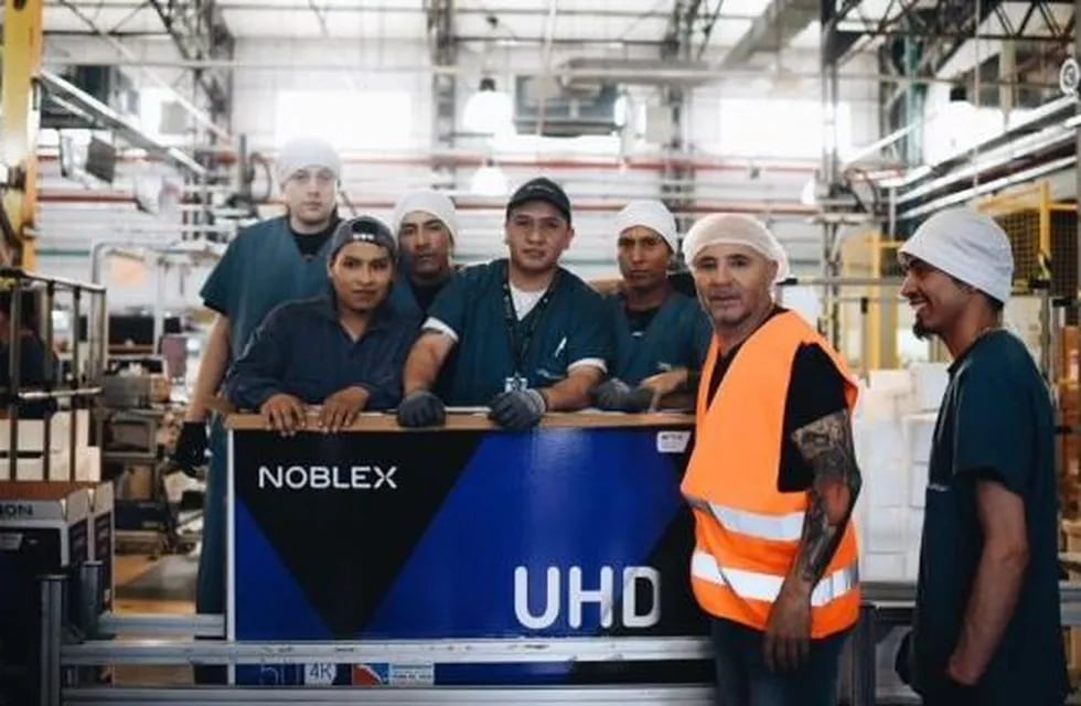 Jorge Sampaoli visitó una planta de Noblex en Usuhaia, motivó a los empleados y brindó una conferencia de prensa.