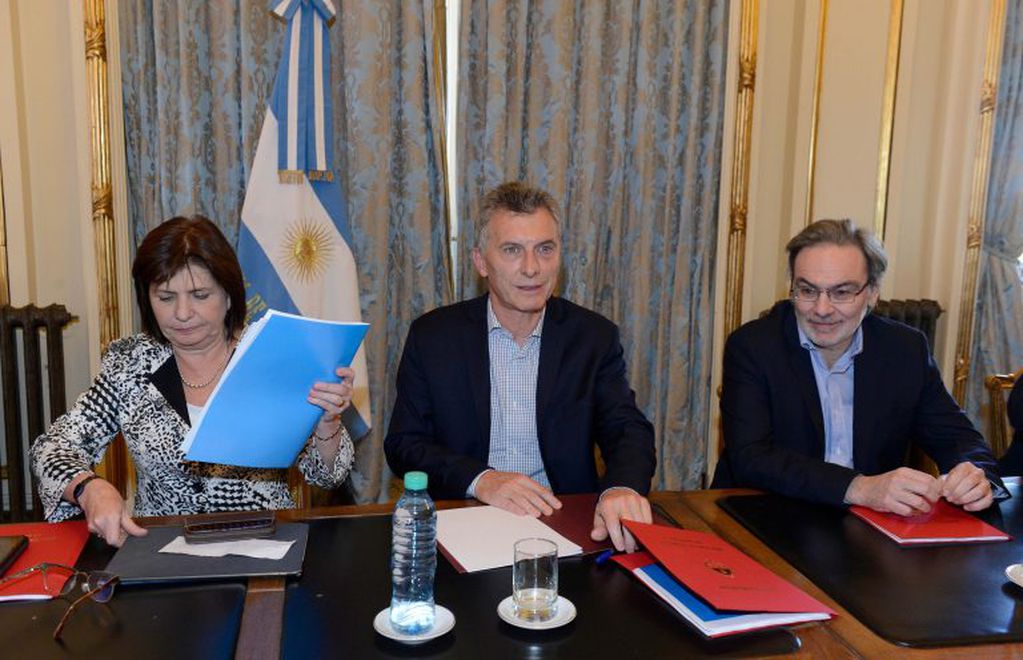 La ministra de Seguridad Patricia Bullrich; el presidente Mauricio Macri; y el secretario de Coordinación de Políticas Públicas Gustavo Lopetegui. Crédito: DYN/PRESIDENCIA.