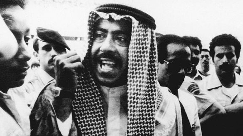 El Jeque Al-Sabah quiso hacer justicia por mano propia en Francia-Kuwait. Entró a la cancha y pidió que anulen un gol de los galos (el del 4-1), porque lo consideró injusto. Y le hicieron caso. La Fifa lo multó con 10 mil dólares (un vuelto), y en agosto de 1990 murió defendido su palacio real ante el fuego irakí, en la primera Guerra del Golfo.