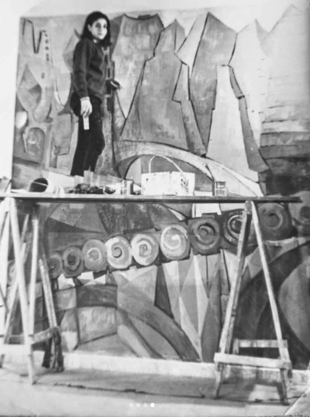 La muralista Teresa Nazar, confeccionado el mural histórico del Jockey Club en San pablo, en la década del 60.