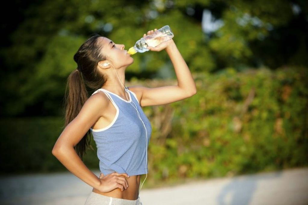 Beber líquido para hidratarse durante el deporte