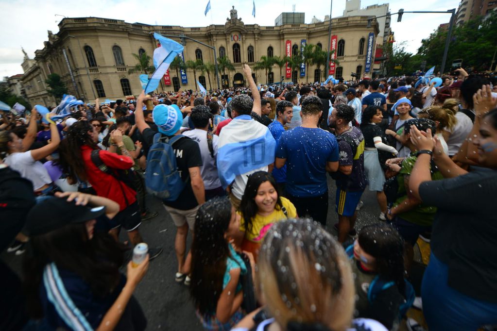 Patio Olmos. Así fueron los festejos por el triunfo de Argentina ante Polonia. (Foto / Javier Ferreyra)