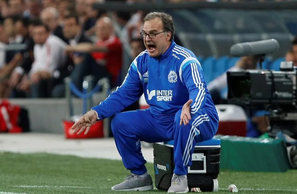FILE - In this May 10, 2015 file photo, Marseille's coach Marcelo Bielsa, of Argentina, shouts instructions during a League One soccer match between Marseille and Monaco in Marseille, France. Controversial coach Marcelo Bielsa is returning to French football to take charge of Lille in the summer of 2017 (AP Photo/Claude Paris, FILE) francia marcelo bielsa futbol director tecnico