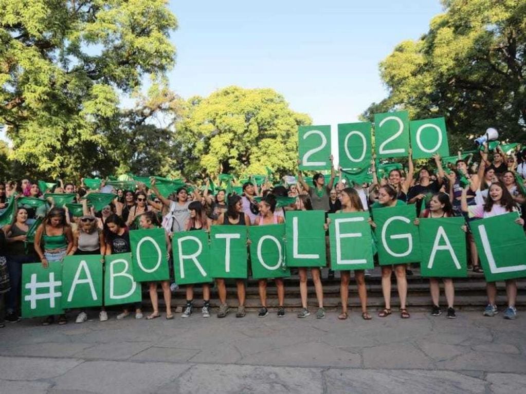 Pañuelazo por el aborto legal en Mendoza. Foto: diario El Sol.