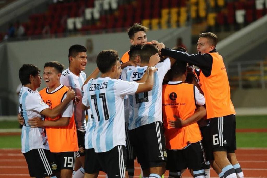 Los chicos de la Sub 17 de Argentina festejan el empate agónico frente a Paraguay por la tercera fecha del Sudamericano. Twitter/90enelarea