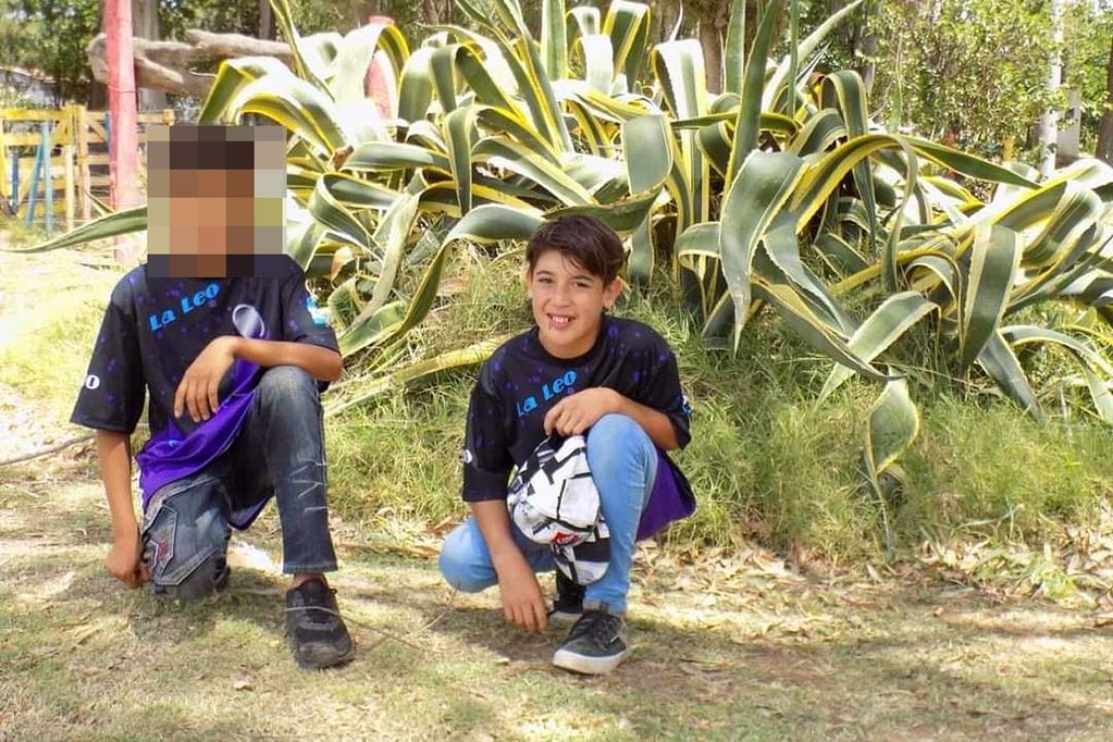 2020. L. y Joaquín, en una foto de archivo cuando terminaron la primaria en la escuela Leonor de Tejeda (Gentileza).
