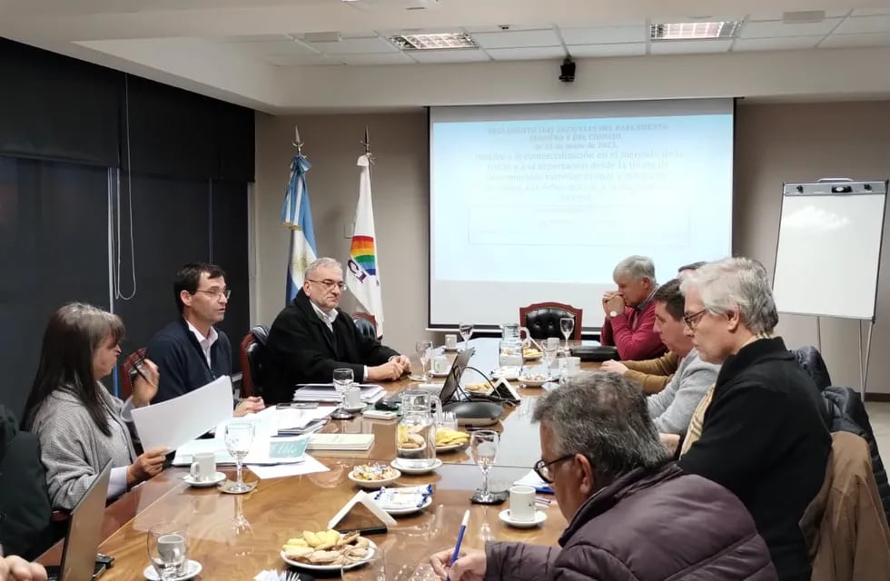 Reunión de los senadores Pirola y Calvo junto a la Cooperativa "Guillermo Lehmann" y la UCSF